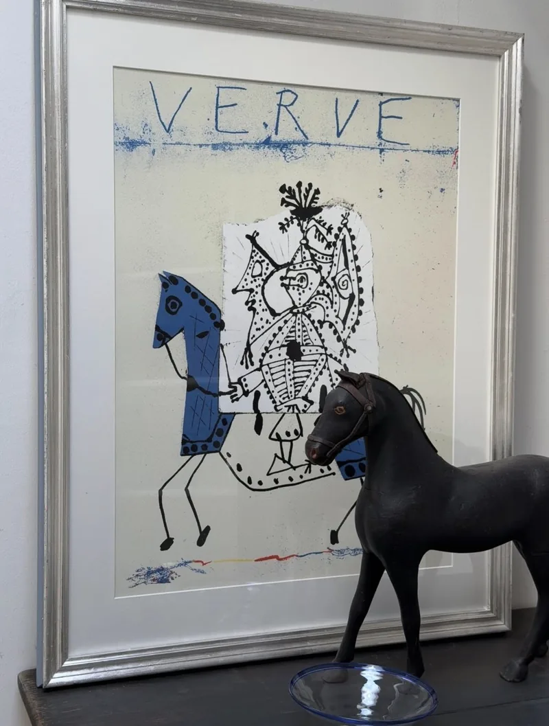 Vintageplakat i sølvramme med sort træhest